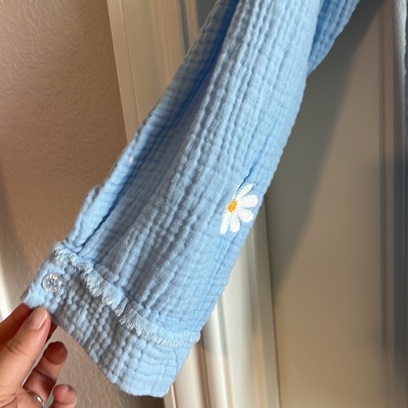 Oversized button down, excellent condition, light blue with white flowers - Picture 3 of 4